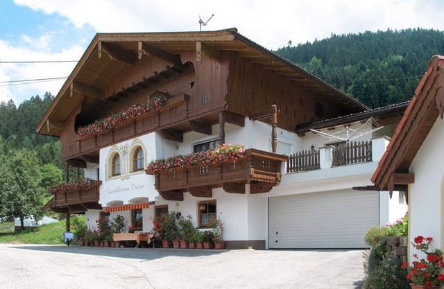 Cosy apartment for 4 people with pool, WIFI, TV, balcony and parking