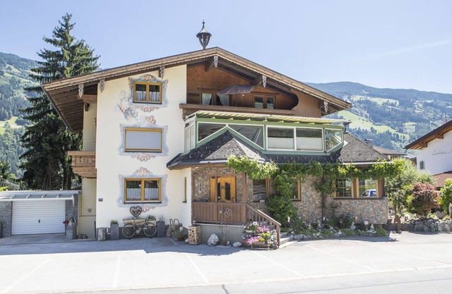 Cosy apartment for 6 guests with WIFI, TV, balcony, pets allowed and parking
