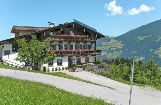 Cosy apartment for 10 people with WIFI, TV, balcony and parking