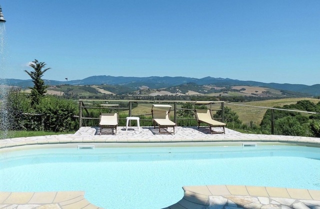 Cosy apartment for 4 people with WIFI, pool, patio, pets allowed and parking