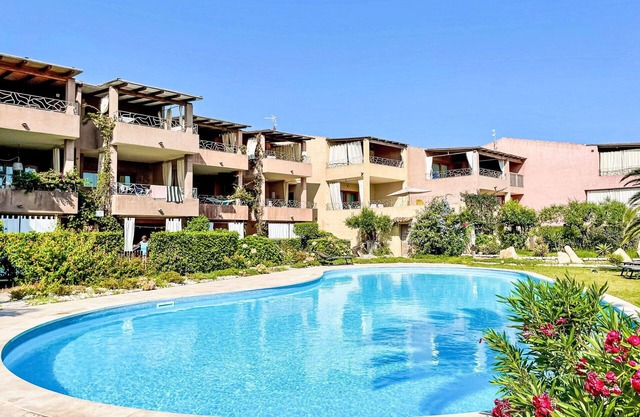 Cosy apartment for 4 people with pool, A/C, WIFI, terrace, pets allowed and parking