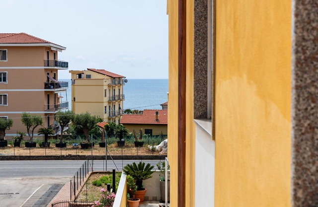 Cosy apartment for 2 guests with A/C, WIFI, balcony, pets allowed and parking