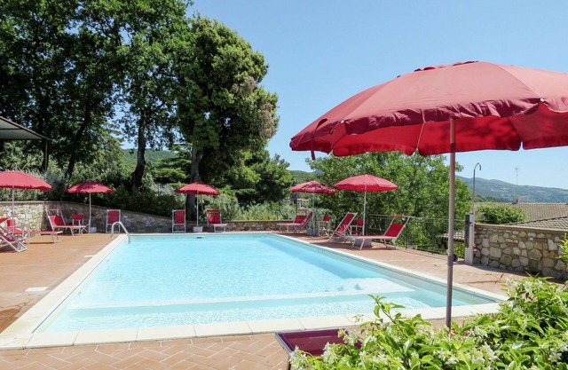 Cosy apartment for 6 people with WIFI, pool, TV, terrace, pets allowed and parking