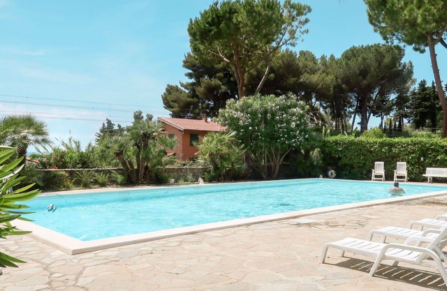Cosy apartment for 4 people with pool, WIFI, TV, balcony and parking