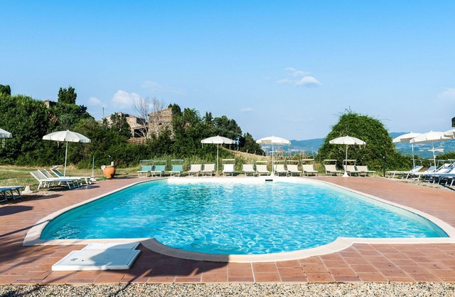 Cosy apartment in villa for 4 people with pool, WIFI, TV, patio, pets allowed and parking