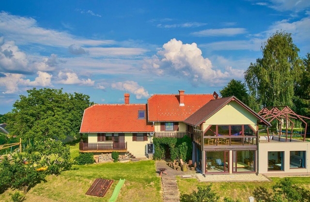 Cosy apartment in villa for 6 people with WIFI, hot tub, A/C, TV and patio