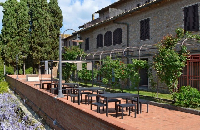 Cosy apartment in villa for 6 people with pool, WIFI, TV, terrace, pets allowed and parking