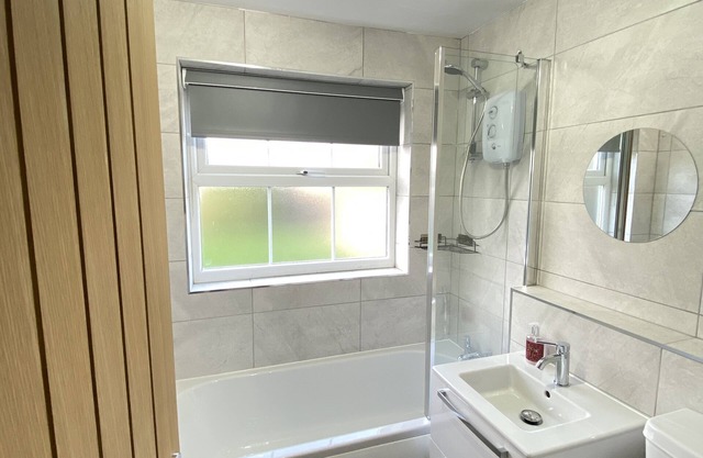 Cosy Apartment In the Royal Sutton Coldfield Perfect for Families, Contractors