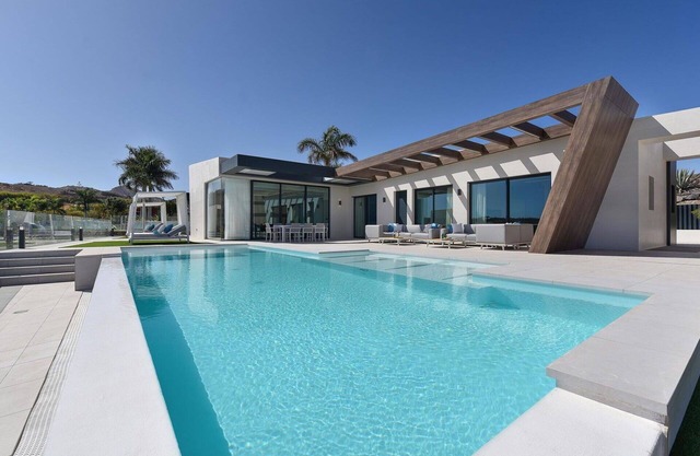 Cosy apartment in villa with private pool, WIFI, A/C, TV, terrace, pets allowed and parking