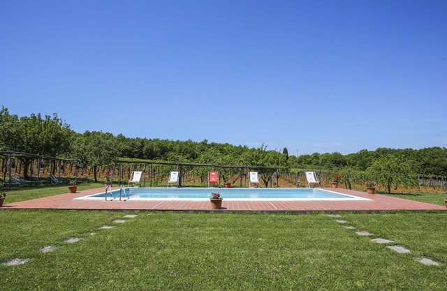 Cosy apartment in villa with WIFI, pool, TV, patio, pets allowed, panoramic view and parking