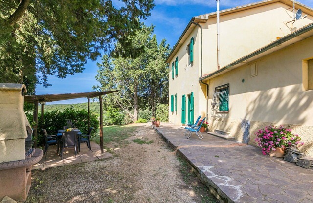 Cosy apartment in villa for 6 people with pool, WIFI, TV, patio, pets allowed and parking