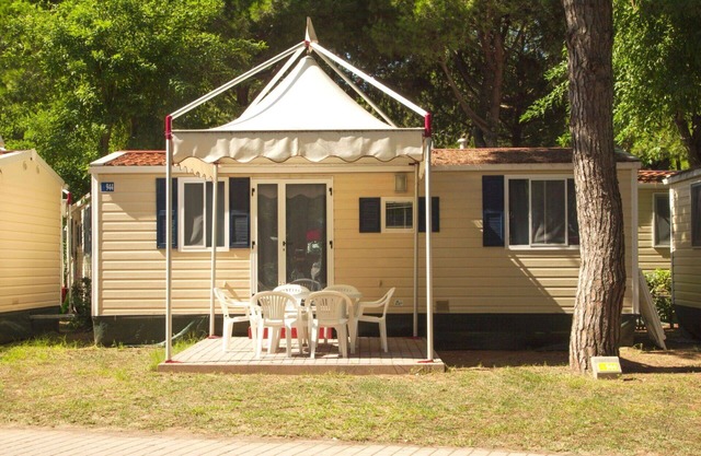 Cosy apartment in villa for 4 people with A/C, WIFI, pool, TV, terrace, pets allowed and parking