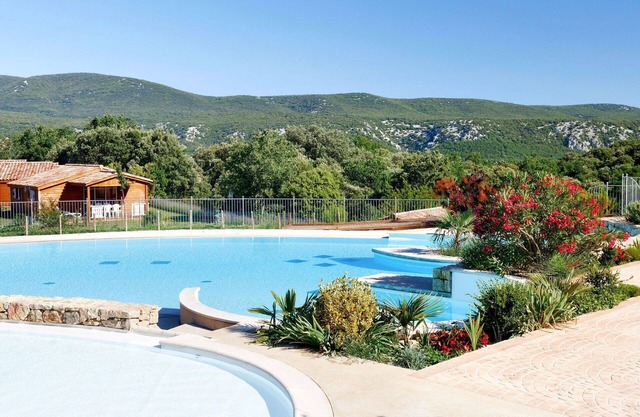 Cosy apartment in villa for 3 people with WIFI, A/C, hot tub, pool, terrace and pets allowed