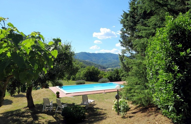 Cosy apartment in villa for 4 people with WIFI, pool, patio, pets allowed and parking