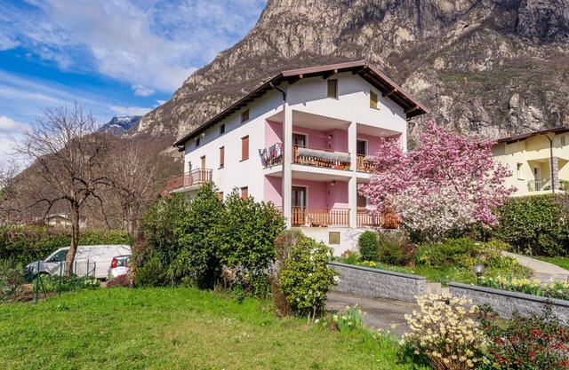 Cosy apartment for 6 guests with WIFI, TV, patio, pets allowed and parking