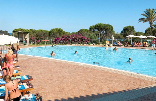 Cosy apartment for 4 guests with pool, WIFI, A/C, terrace, pets allowed and parking
