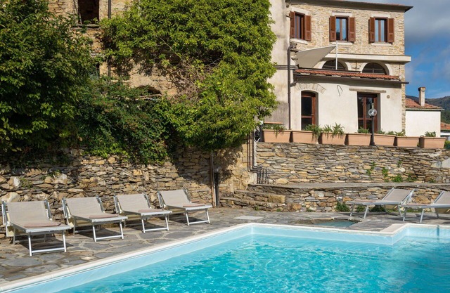 Cosy apartment with WIFI, pool, TV, patio, pets allowed, panoramic view and parking