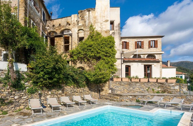Cosy apartment for 6 guests with WIFI, pool, patio, pets allowed, panoramic view and parking