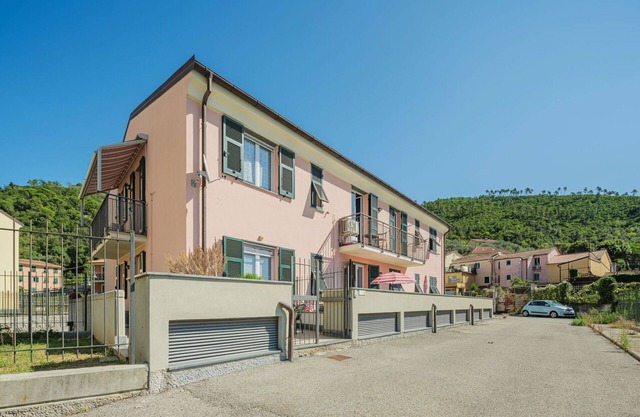 Cosy apartment for 5 guests with A/C, WIFI, TV, patio, pets allowed and parking