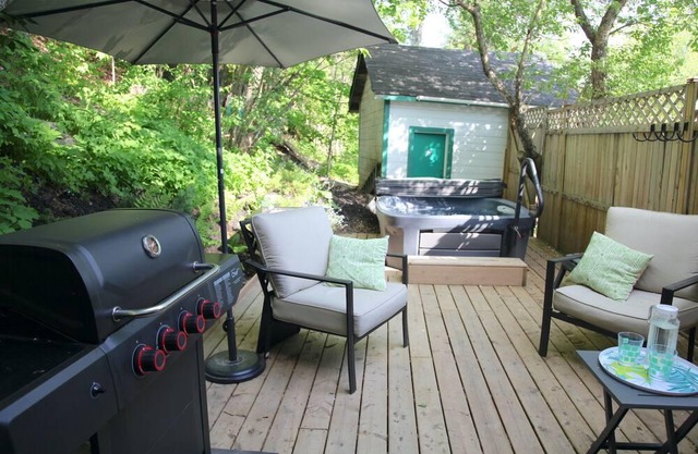 Cosy apartment near beach with private hot tub, BBQ and patio