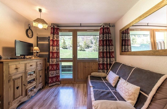 Cosy apartment of 22m2 with 1 bunk bed area and 1 living room with sofa in the Hameau du Mottaret