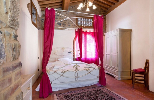 Cosy apartment with A/C, pool, WIFI, TV, pets allowed and parking, close to San Gimignano