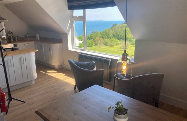 Cosy apartment with stunning sea views on the Lizard Peninsula