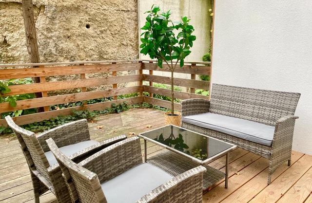Cosy Apartment with Terrace & Free Parking