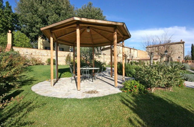 Cosy apartment with WIFI, pool, TV, pets allowed, panoramic view, parking, close to San Gimignano