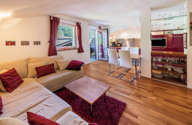 Cosy Apartment "Wurzhöhe" with Balcony & Wi-Fi; Parking Available