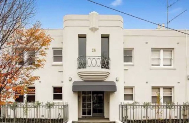 Cosy Art Deco Apartment - near CBD and parks with private carpark