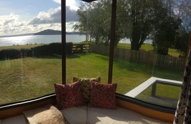 Cosy bach, stunning lakefront site, handy location