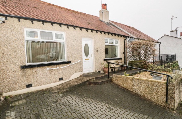 COSY BEE, pet friendly, character holiday cottage in Heysham