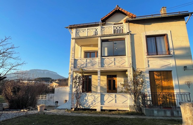 Cosy, bright apartment in a character house. Ideally located