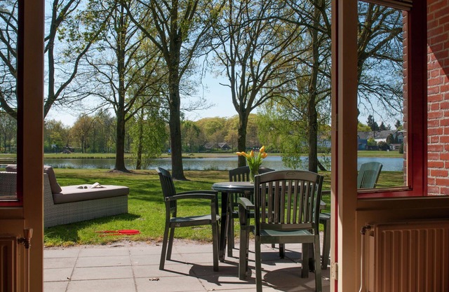 Cosy bungalow with microwave, in the middle of De Maasduinen
