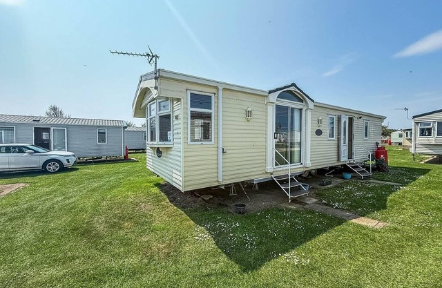 Cosy caravan at Sand le Mere Holiday Park in Yorkshire ref 71004G