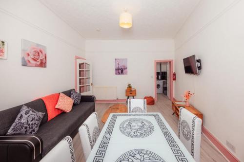 Cosy Central Apartment by the Meadows 11