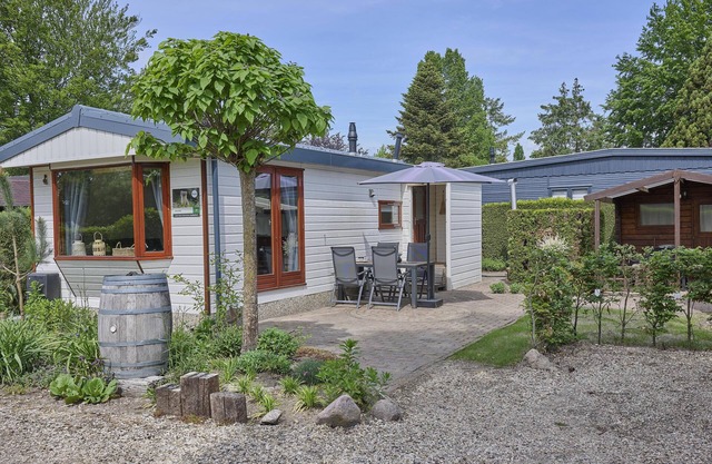 Cosy chalet with a hot tub on the Veluwe