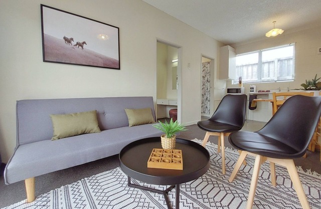 Cosy Claudelands 2-Bed Apartment with Parking