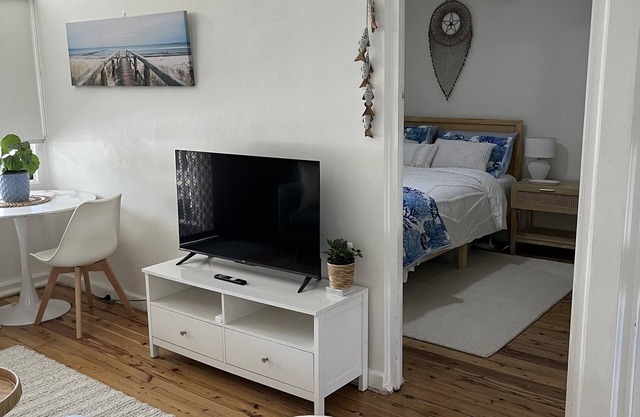 Cosy coastal retreat 300m from beach self contained 1st floor apartment
