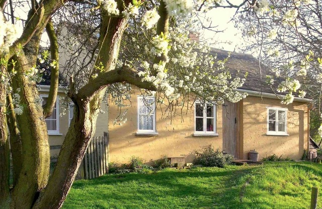 Cosy Cotswold Cottage Hidden Away in an Orchard.