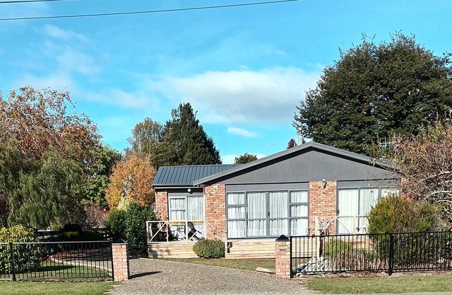 Cosy cottage 2 mins to the lake and 5 mins to the town centre Sky & WiFi