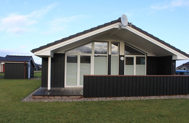 Cosy cottage on the dike btw. Büsum/St. Peter-Ording, Internet, Sauna, Dogs