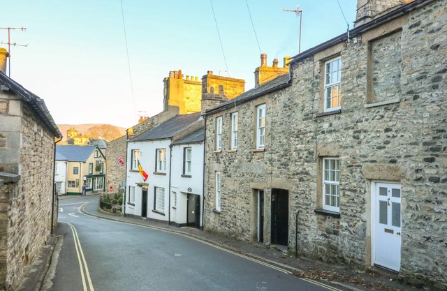 COSY COTTAGE, pet friendly in Kirkby Lonsdale
