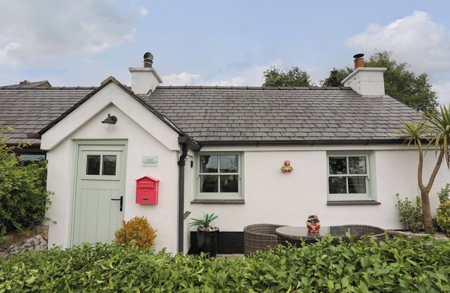 COSY COTTAGE, pet friendly, with open fire in Menai Bridge