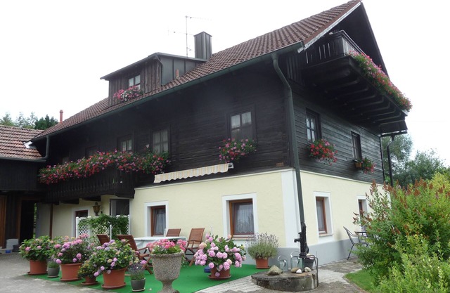 Cosy cottage-style apartment in a quiet and isolated location in a green setting