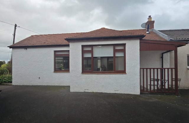 Cosy country cottage self contained free parking close to crosshouse hospital