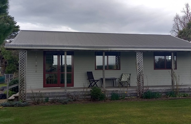 Cosy country cottage retreat - close to the airport and the mountains