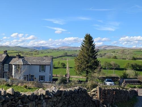 Cosy country cottage with log fireplace and views