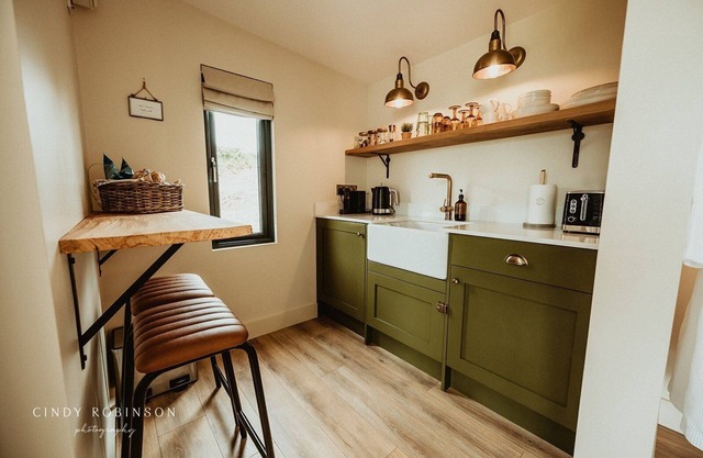 Cosy countryside Chalet with log burner and hot tub.
